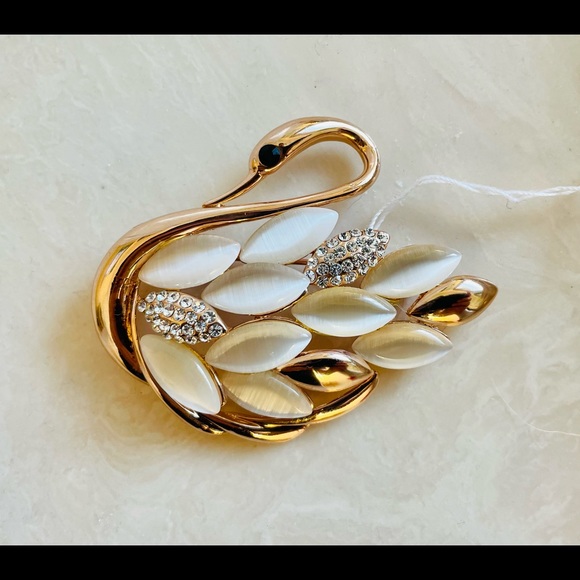 Tj Maxx swan with Swarovski crystals. New rose gold - Picture 1 of 6